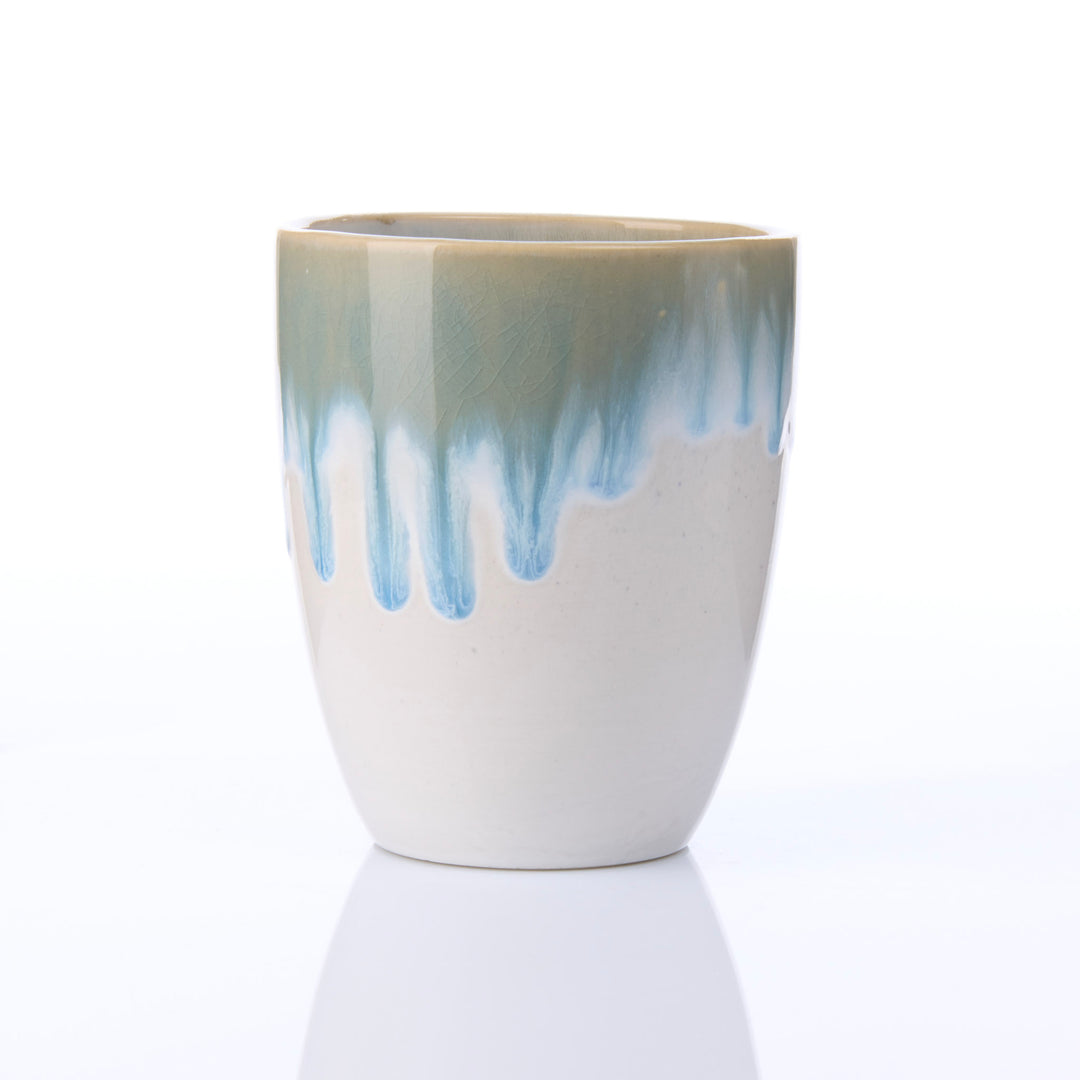 Keramikbecher EBB &amp; FLOW blau, Seitenansicht, aus weißer Keramik mit fließendem blauem Glasurverlauf