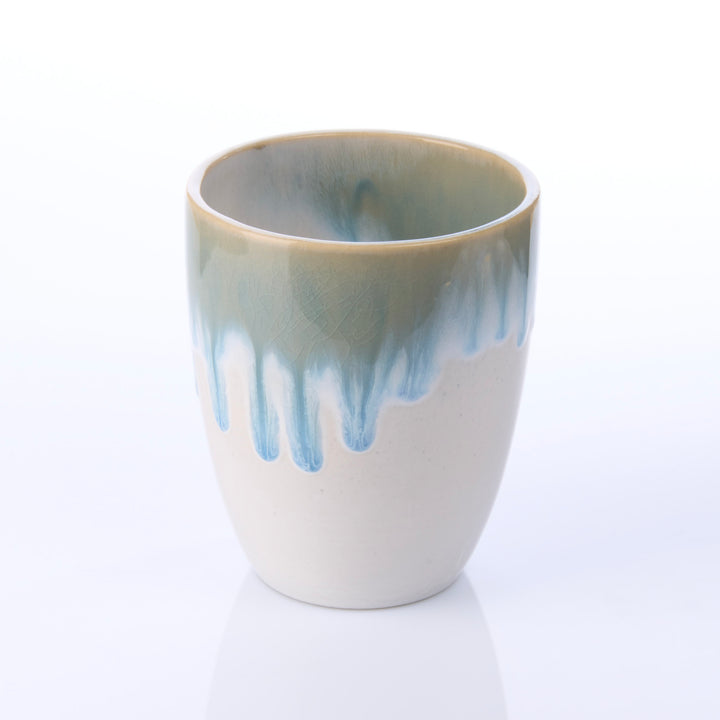 Henkelloser Keramikbecher EBB &amp; FLOW blau aus weißer Keramik mit fließendem blauem Glasurverlauf